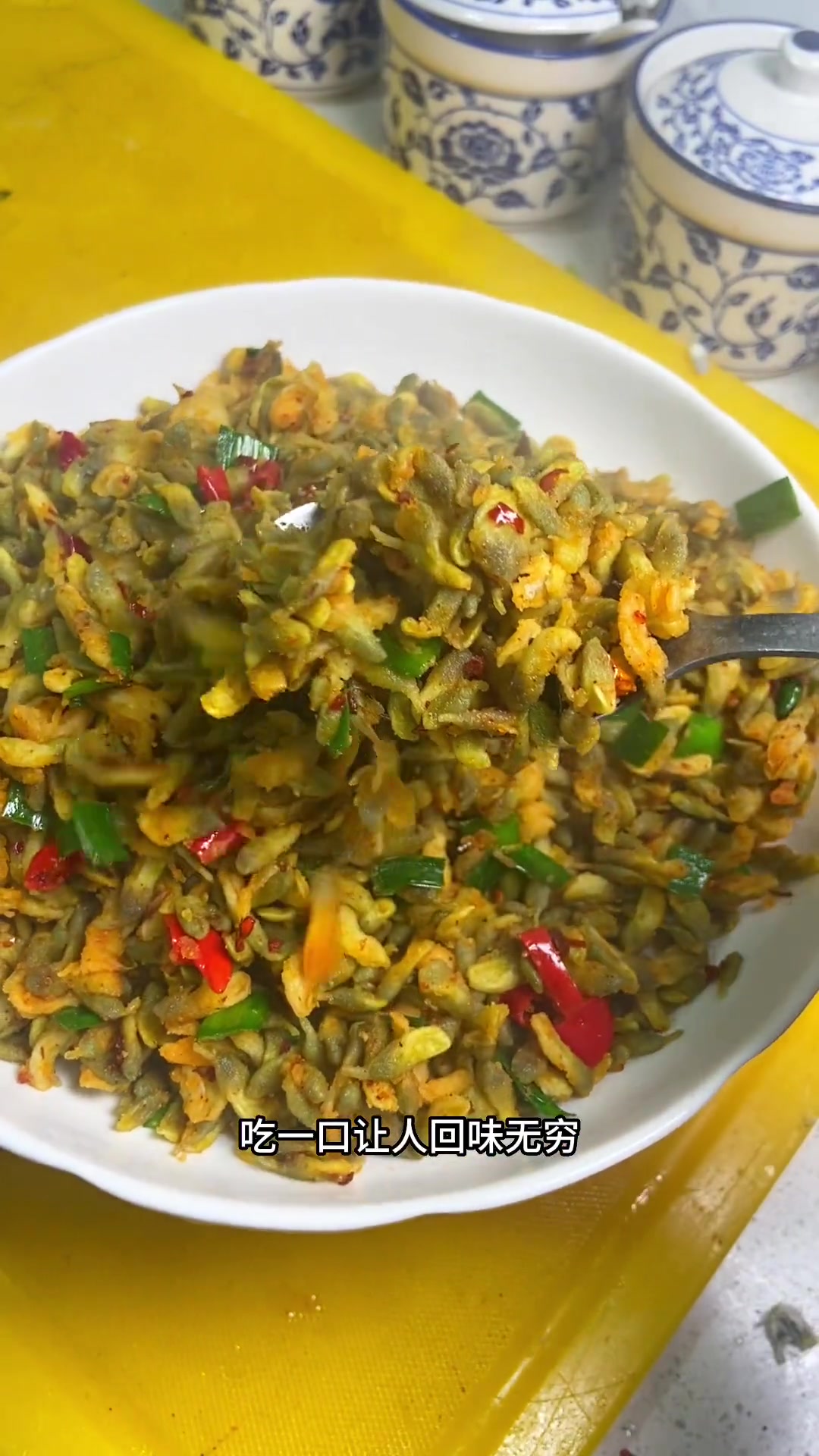 槐花麦饭这样做干香松散吃起来还不油腻,吃一口让人回味无穷!槐花麦饭 妈呀太香了 蒸槐花菜的