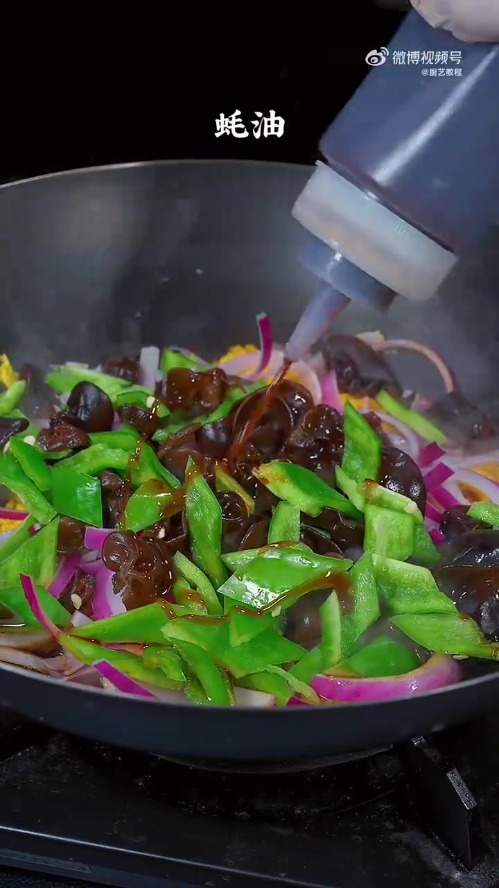 洋葱木耳炒鸡蛋你就像我这样做,滑嫩鲜香又下饭。「馋嘴」