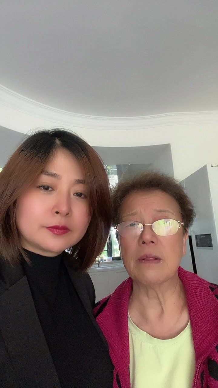 工作再忙 老妈一个电话要吃肯德基 想想还是亲自送一次比较好 顺便去看看她 和她拍个照她还说