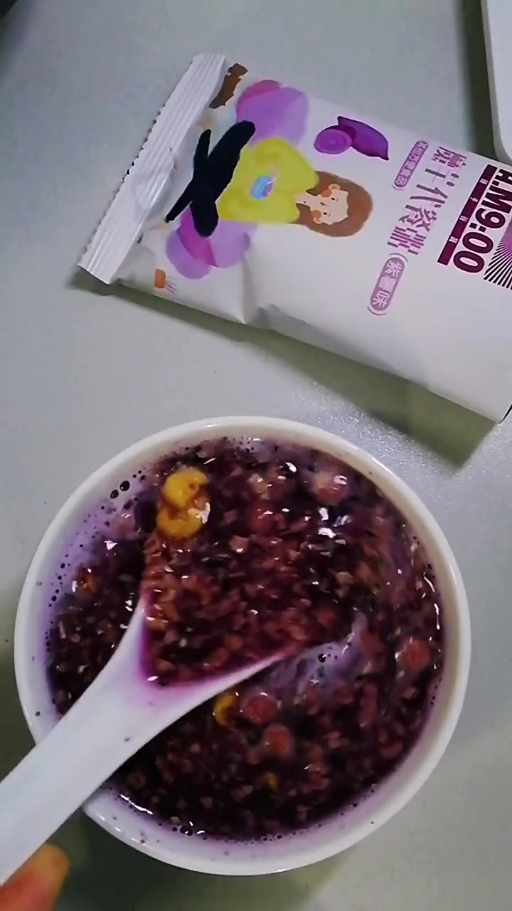 严植魔芋代餐粥,紫薯味的,它含有20多种营养素,富含丰富的果肉谷粒,软糯浓稠,热量低,三分
