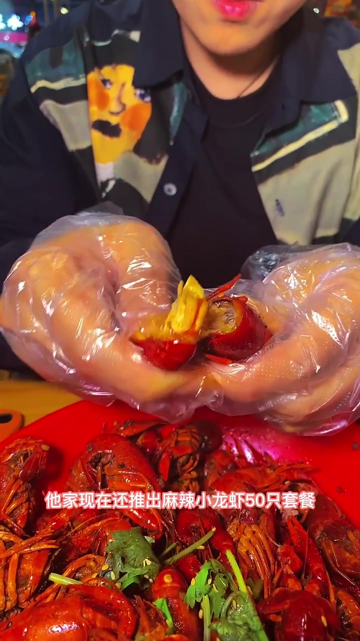 第一街区 这家装修风格独特,小龙虾现吃现做,保证新鲜!