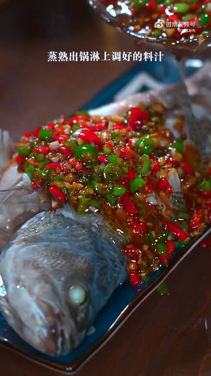 清蒸鲈鱼吃腻了,试试这道蒜香鲈鱼做法,香辣入味又下饭