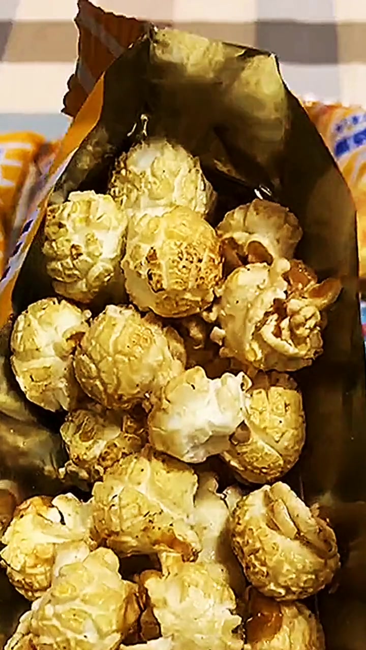 这款爆米花好吃极了,打开袋子香甜的奶油味扑鼻而来。它是美式爆米花,有5种口味,开袋即食,精