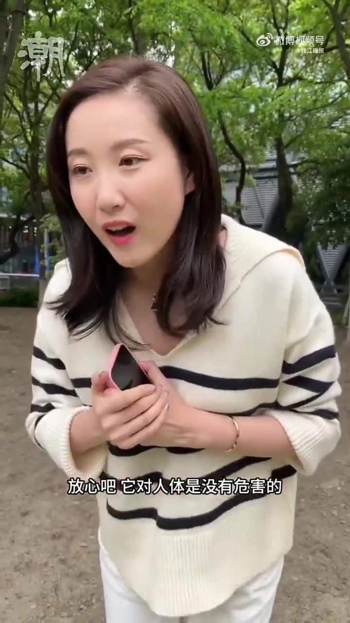 「」最近,不少朋友发现衣服上经常会出现小飞虫,这些黑色的、扁扁的小虫子叫做“蓟马”,一般出