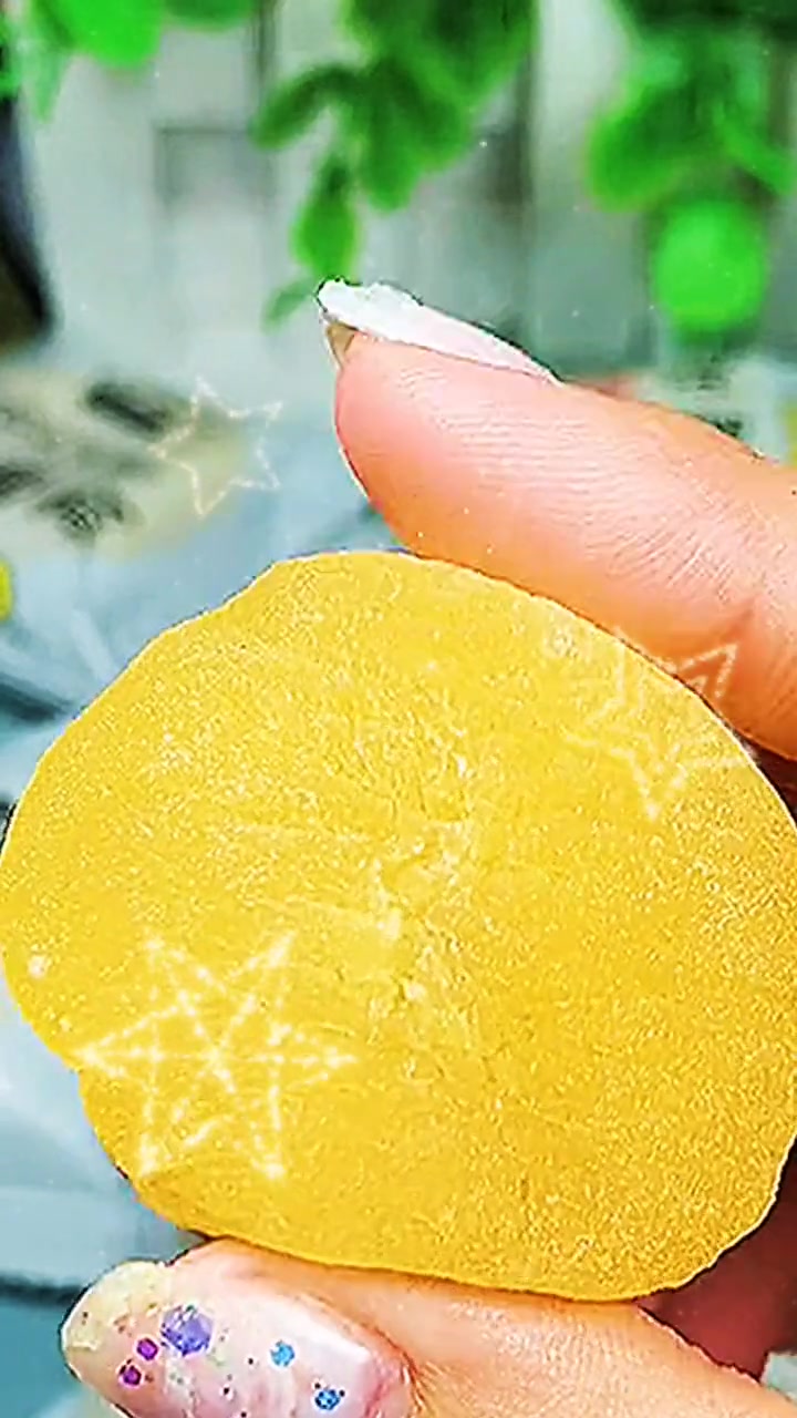 这款干吃汤圆实在太好吃了,有芒果,抹茶,芝麻花生4种口味,糯米给市软,内馅香甜,色彩亮丽饱