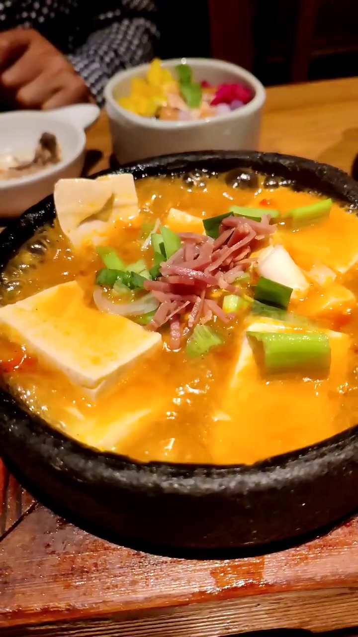 视频最后这个甜品可真不错,隆重推荐!云南 象群 云海肴汽锅鸡