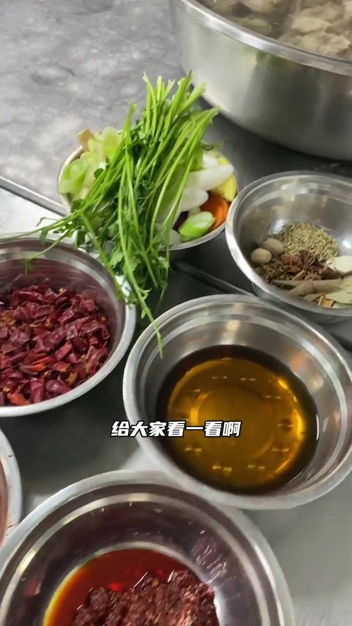 羊肉在家怎么做好吃呢……大锅一烧 按照我的手法 腥味全无 香辣可口 软烂入味 羊肉