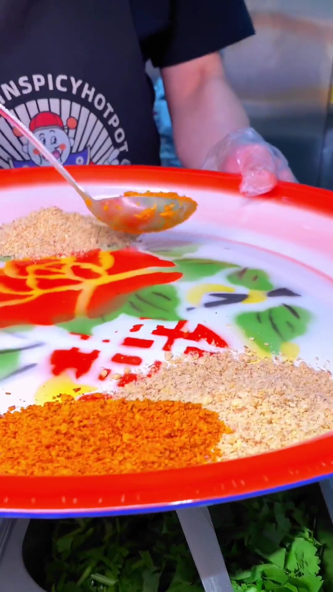 麻辣烫 麻辣飘香,挡不住的诱惑,文立新秤盘麻辣烫 与 小酒馆 的碰撞!通辽探店 本地宝藏美