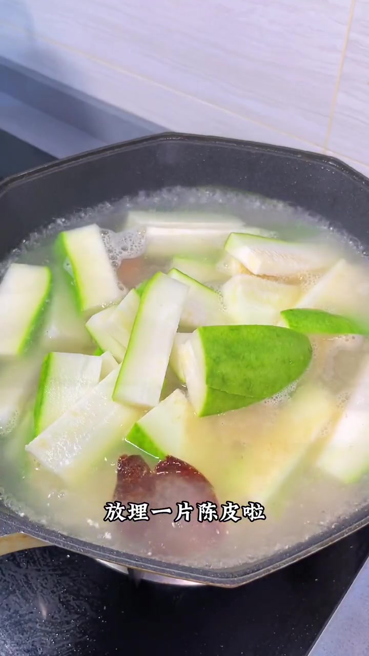 夏天生滚汤 汤水奶白鲜甜 咸香十足 汤水永远冇得剩 烧骨煲节瓜汤 煲汤 为你煲汤 广东靓汤