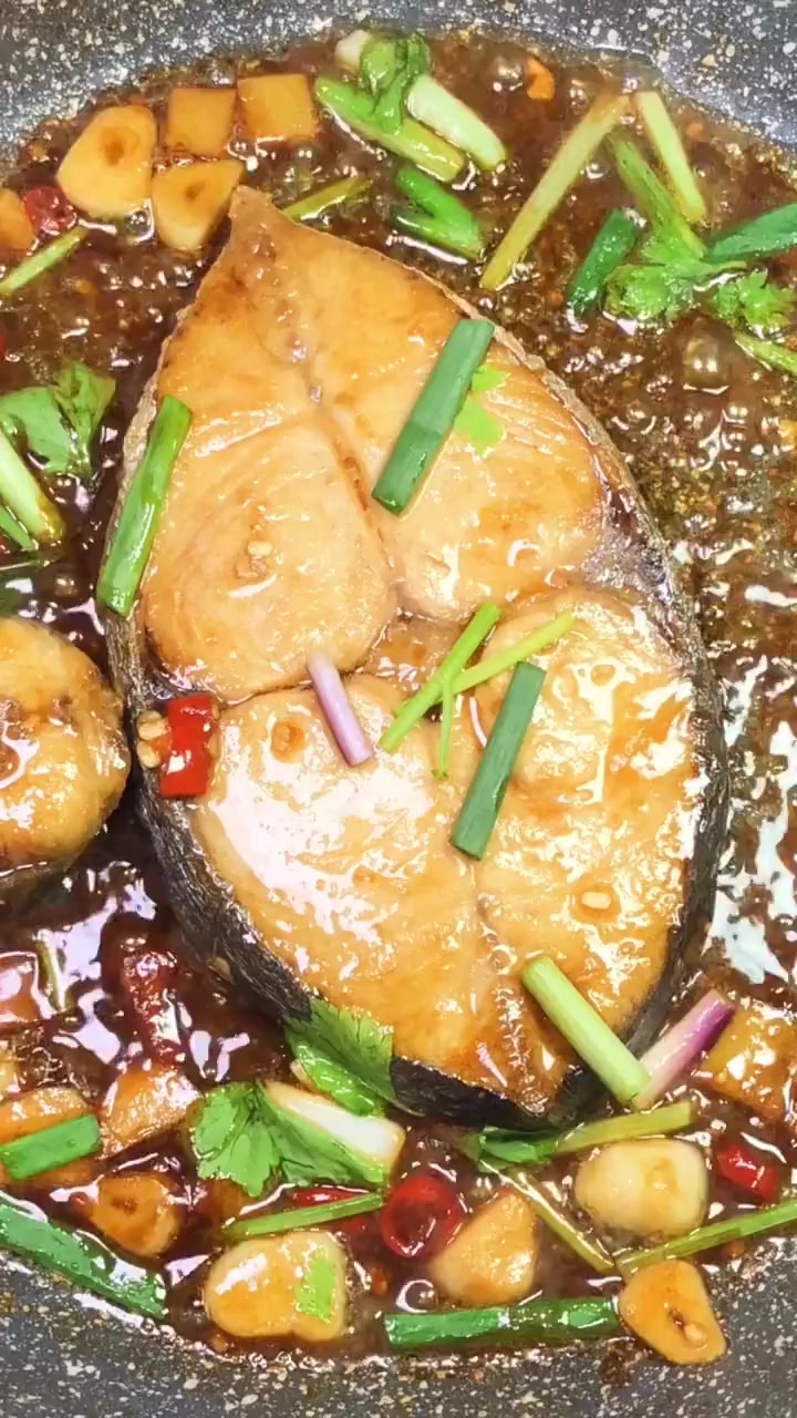 马鲛鱼是常见的一种海鱼,体型较大,肉质也是比较有肉感
