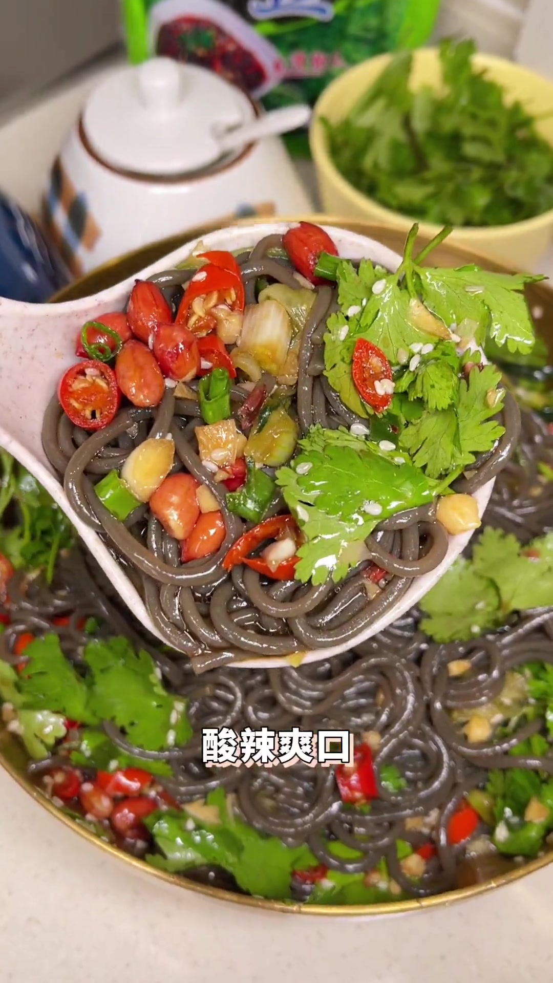 在家也能做好吃的凉拌蕨根粉,味道酸酸辣辣