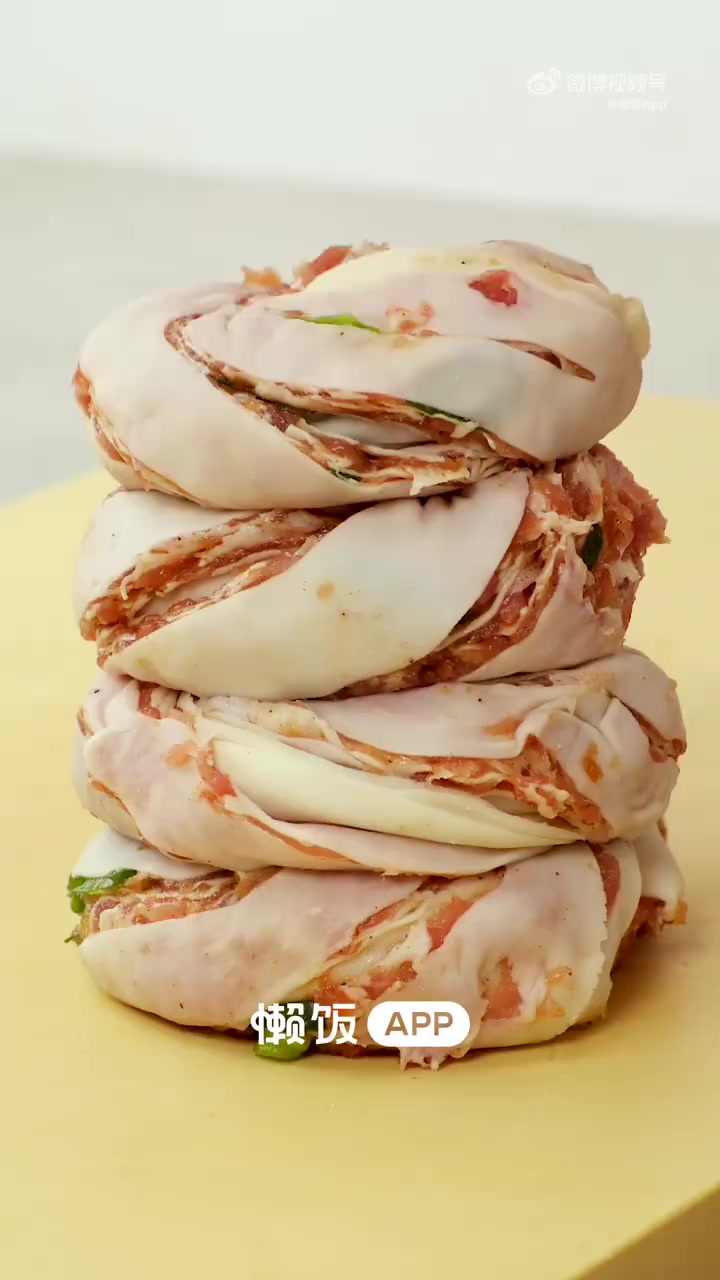 「????饺子皮千层肉饼」又酥又脆 口口爆汁!做法:1.猪肉馅加葱花、生抽、老抽、盐、五香粉,搅