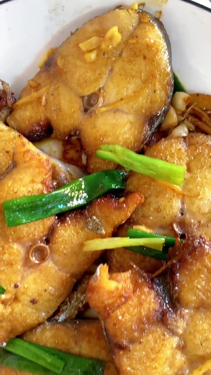 马鲛鱼切厚片,煎至金黄再放预先调好的料汁焖煮