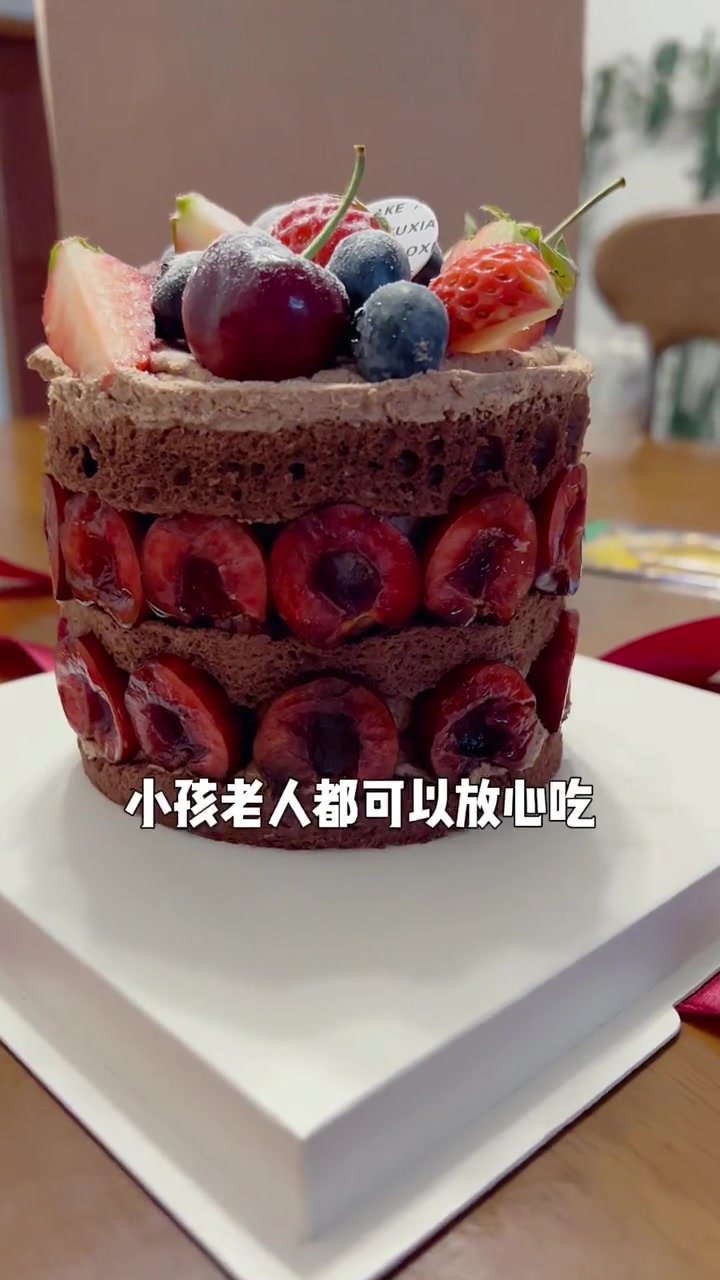 今年的车厘子蛋糕你吃了吗?徐小蟹的车厘子蛋糕用了明治动物淡奶油,加上满满的车厘子,老人小孩