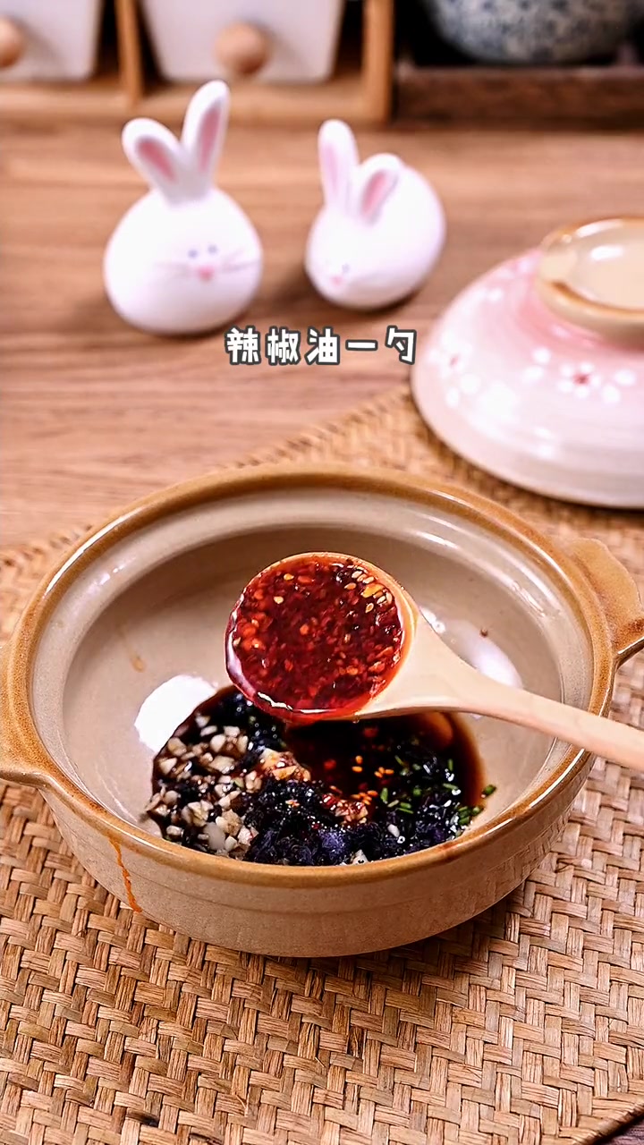 饺子的做法有很多种,这种酸汤水饺是我最喜欢的吃饭,冬天来上一碗,暖心暖胃。美食 酸汤水饺