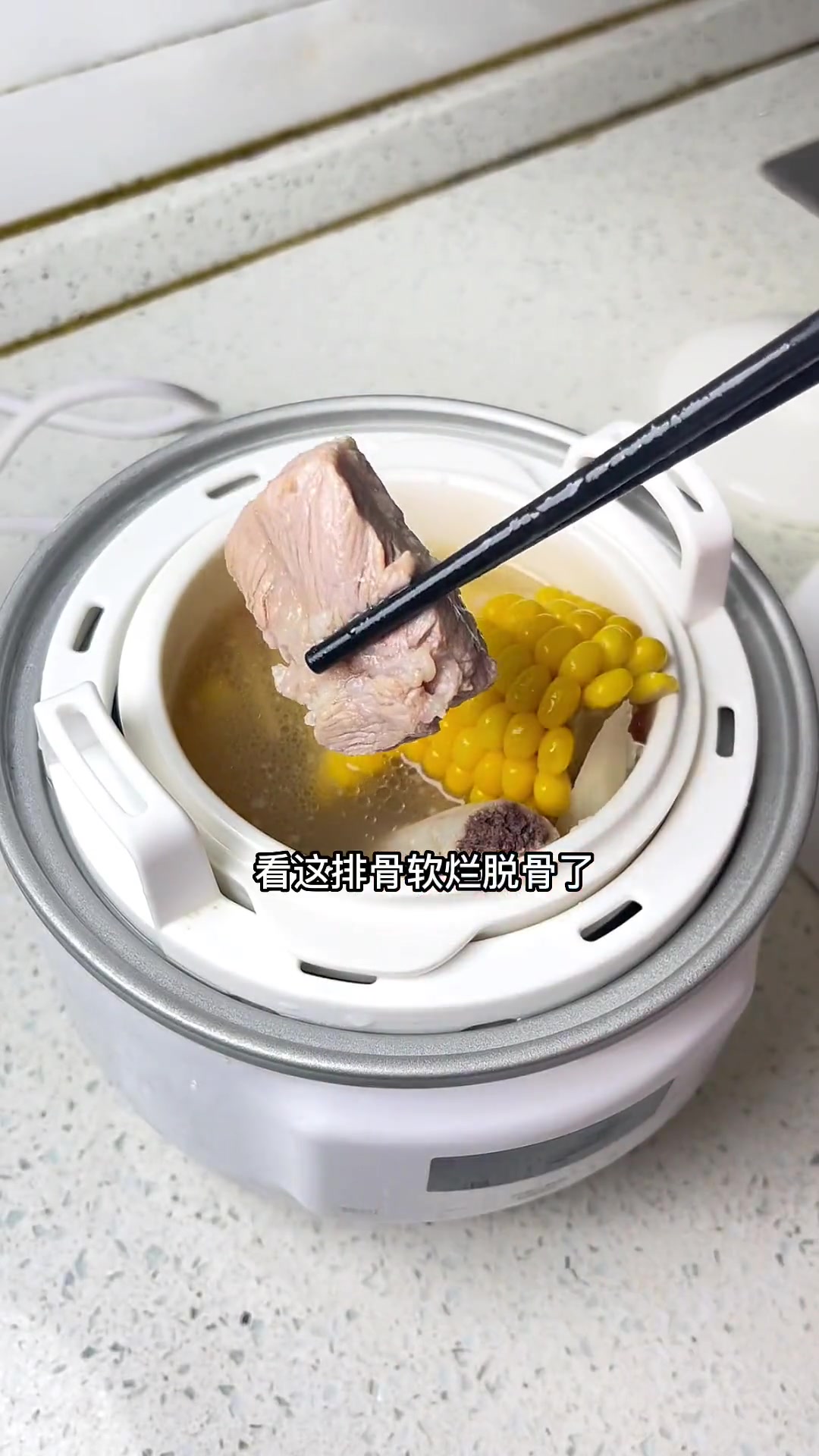 炖排骨注意这两点小细节,炖出来的汤不光有营养还鲜甜好喝,肉嫩不柴。元宝总说好好喝呀,好好喝