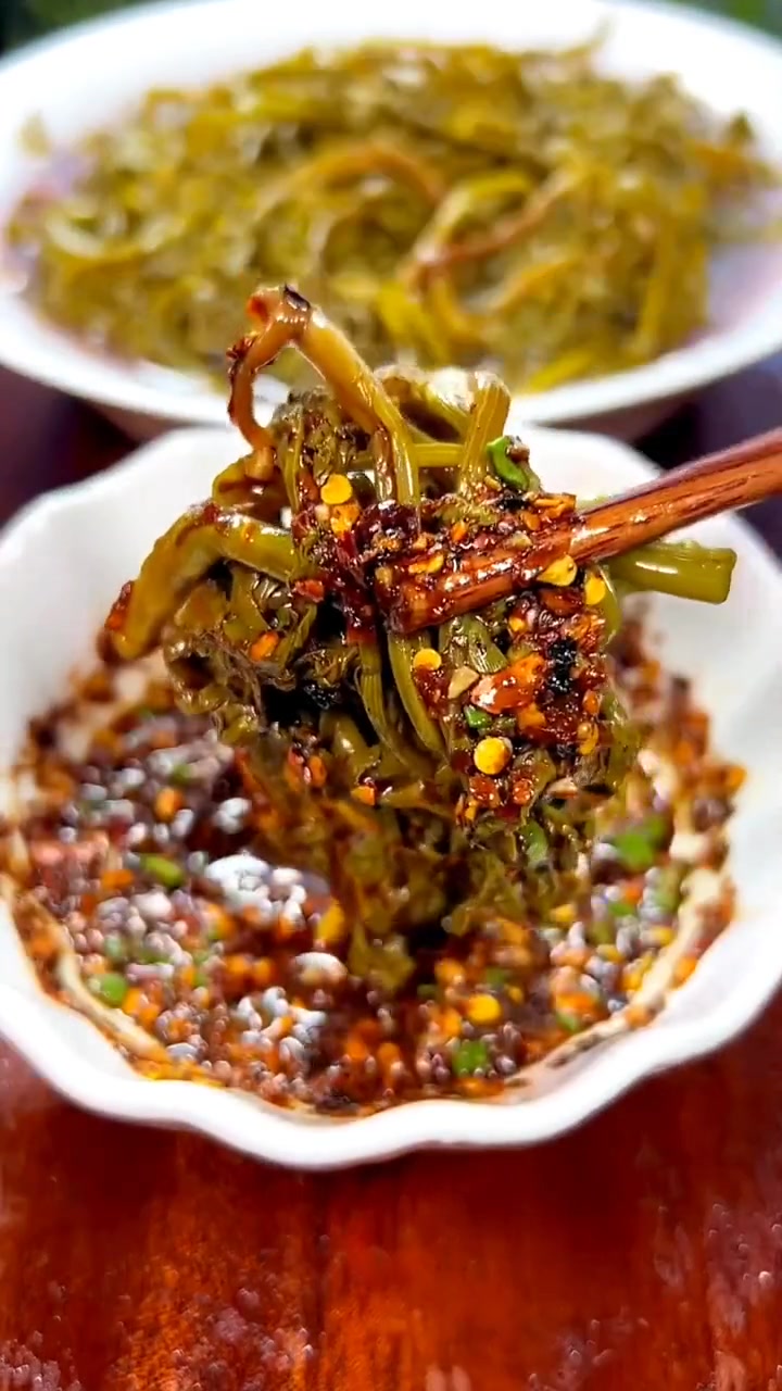 你看我用野生芹菜榨的酸菜安逸不