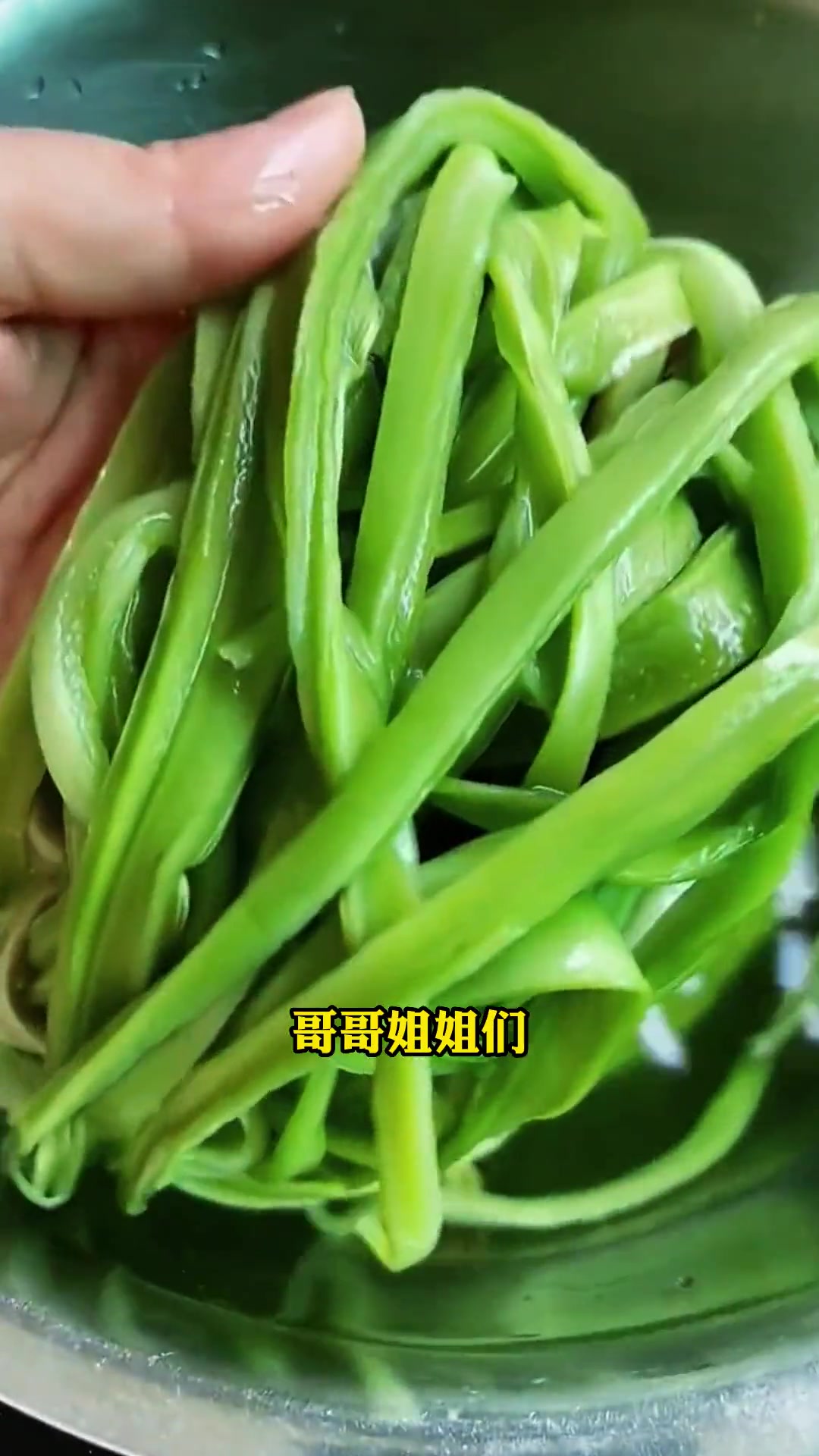 你们认识这个吗?这个可不是莴笋呢,这是吃起来嘎嘣脆的贡菜