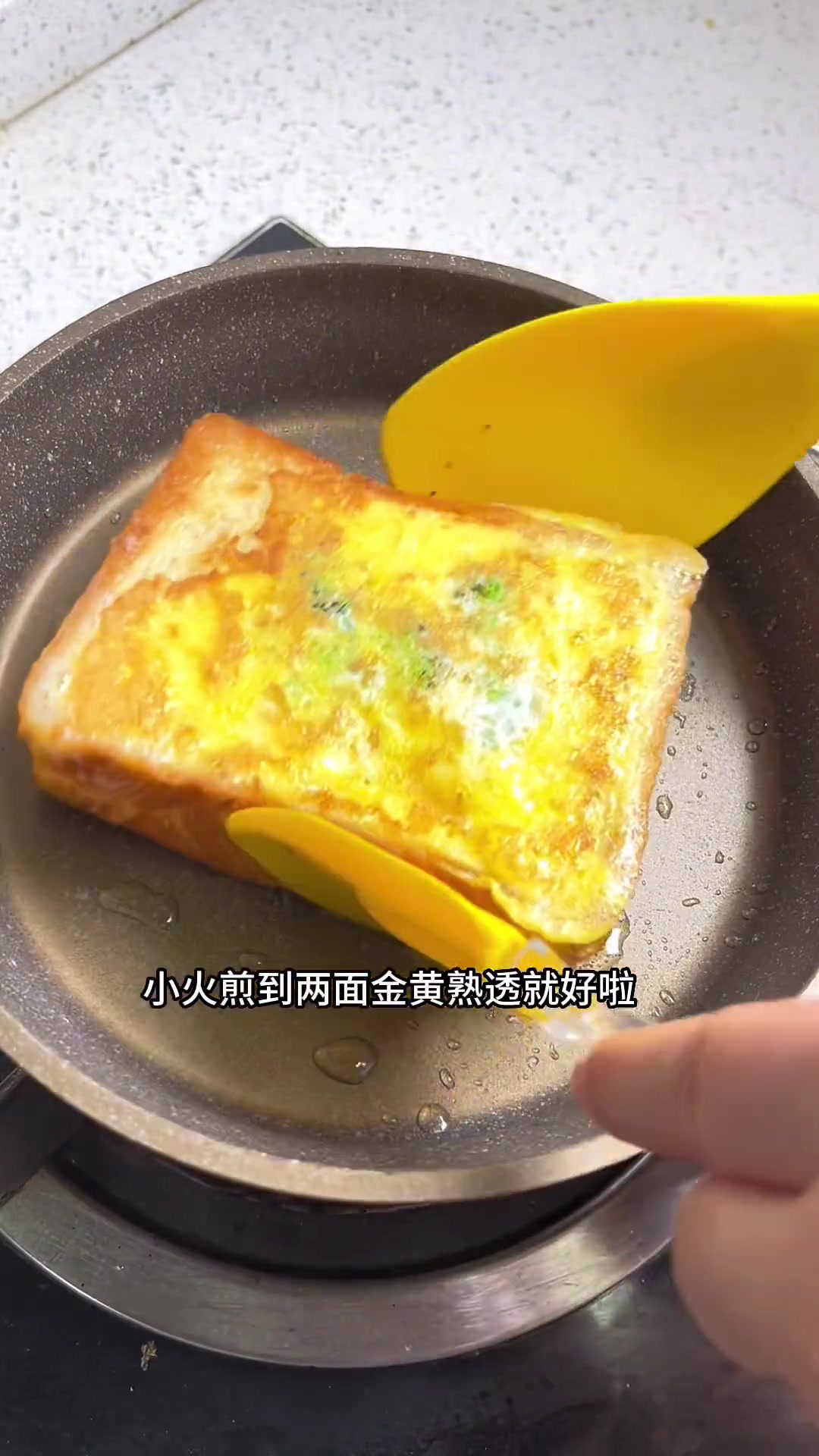 5分钟搞定的早餐吐司三明治,有菜有肉又有蛋,元宝大口大口吃的特别香,早餐不知道给宝宝吃啥的