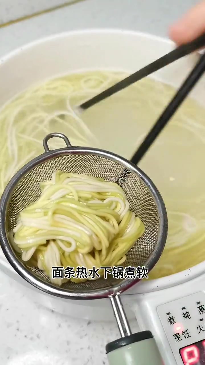 第42集|今天给元宝做了简单又超级美味的早餐,葱油拌面～5分钟就可以轻松搞定哦,酸甜可口,