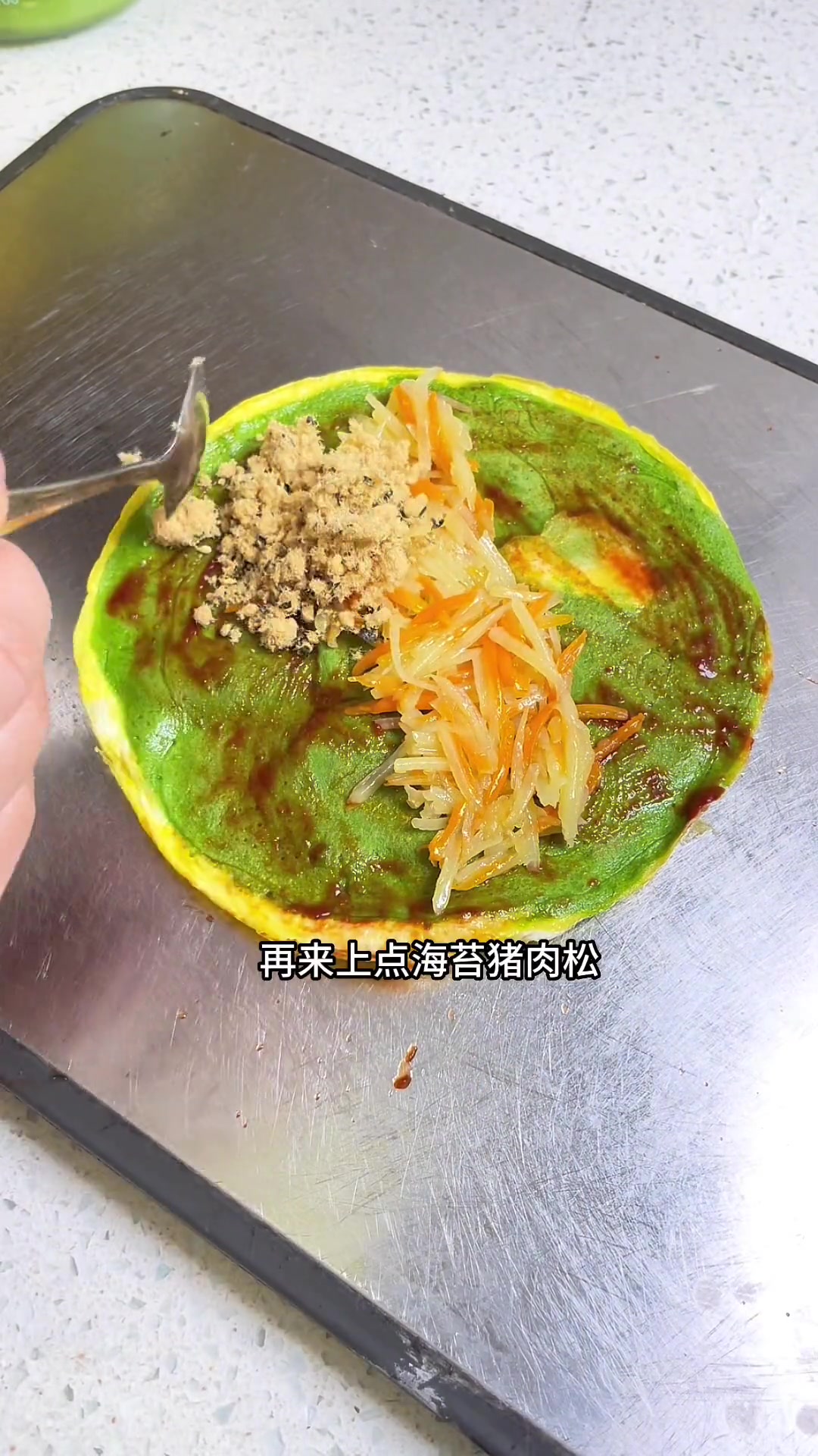 早餐不知道给宝宝吃啥?跟我一起做菠菜鸡蛋卷饼吧,简单,营养全面,元宝大口大口吃的可香了,把