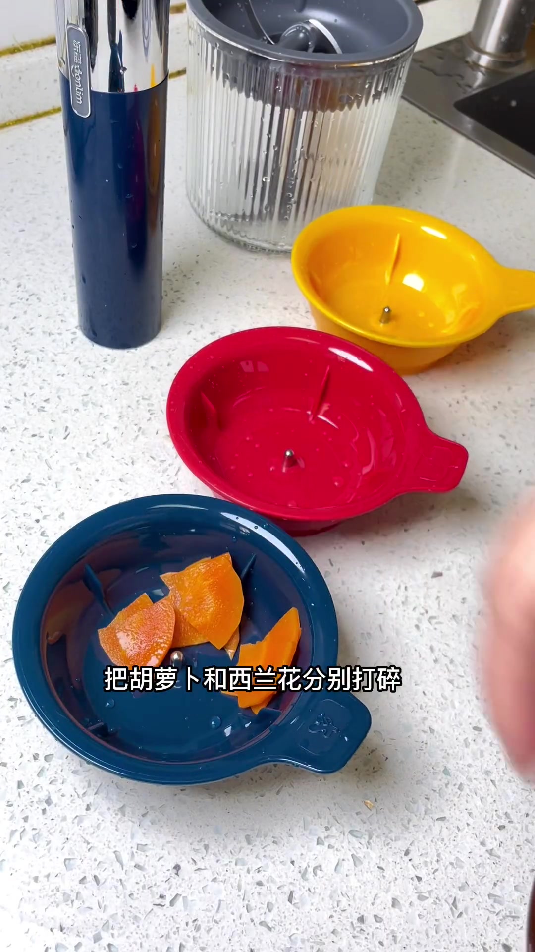 家里有不爱吃蔬菜,不爱吃虾的宝宝吗?一定要试试这个三色虾丸哦,Q弹鲜嫩,营养满满,真的好看
