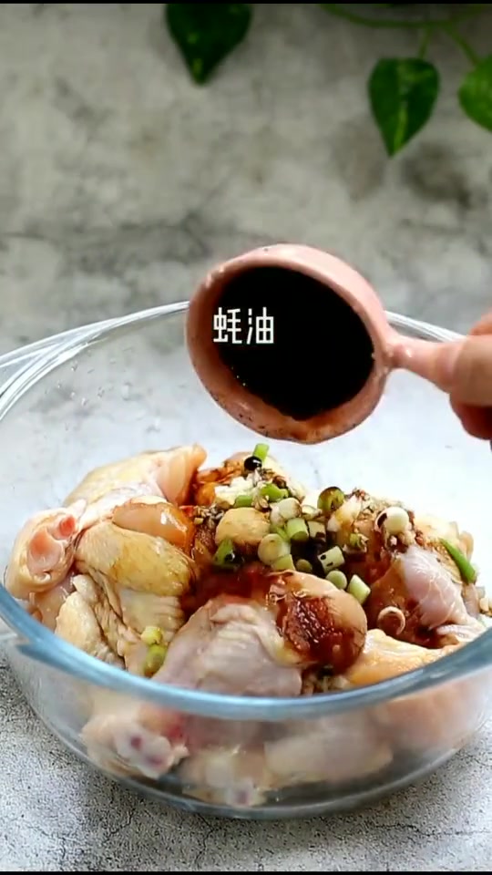 吃一次就会爱上的炸鸡翅根!简单的几步就完成啦!答应我一定要试试哦!美食
