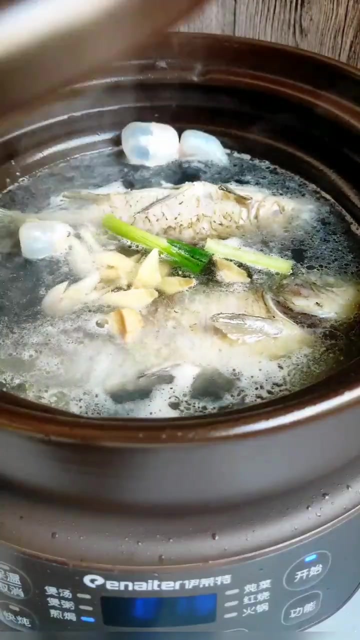 鲫鱼汤最营养的做法,汤白如奶,鲜而不腥,做法简单!美食 美食视频