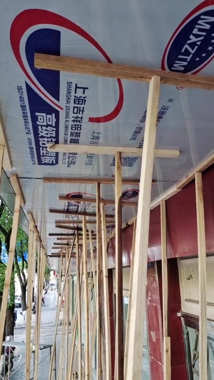 店铺装修,招牌,门头,倒板贴铝塑板用木方做支撑,比双面胶安全,可靠,施工现场实拍 手艺人 