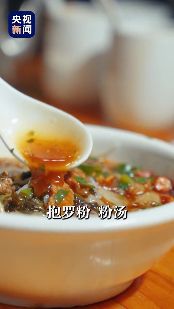 在海南文昌,“老爸茶”是当地人的一个生活标签。对于航天爱好者来说,早上吃老爸茶,晚上看火箭