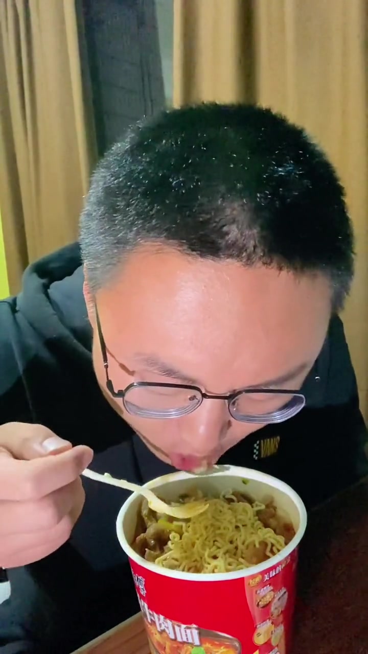 先去牛肉熟食店秤20块钱牛肉,20块钱拆骨肉,再泡一碗红烧牛肉方便面,真材实料,就是这个味