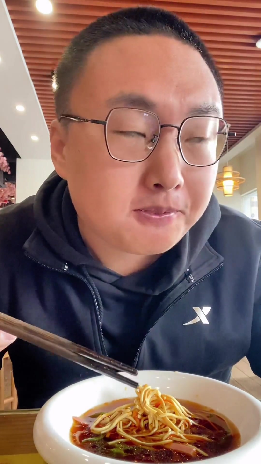 以前接触过镇江人,觉得不错。这是来镇江的第一天,感觉这个城市也很好。五味干丝这个菜做的很对