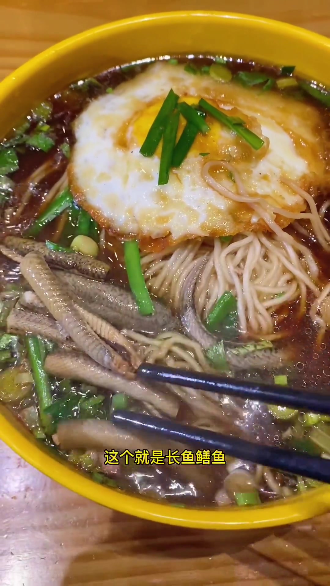 第一次来镇江,25块钱就把镇江三怪的味道全都吃到了。你们知道为什么煮面大锅用那么小个木锅盖