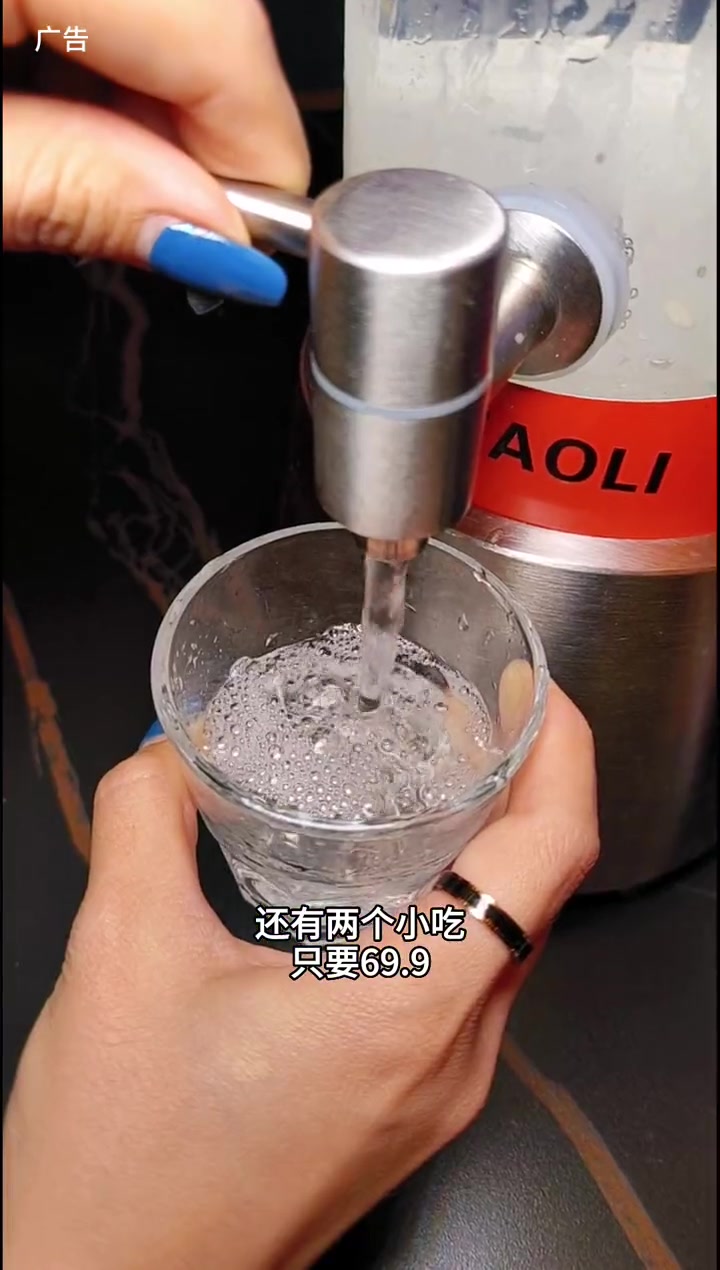 天津滨海胡桃里新店开业啦,3升缤纷果桶,6瓶百威,还有两个小吃才几十,环境好还有歌手驻唱,