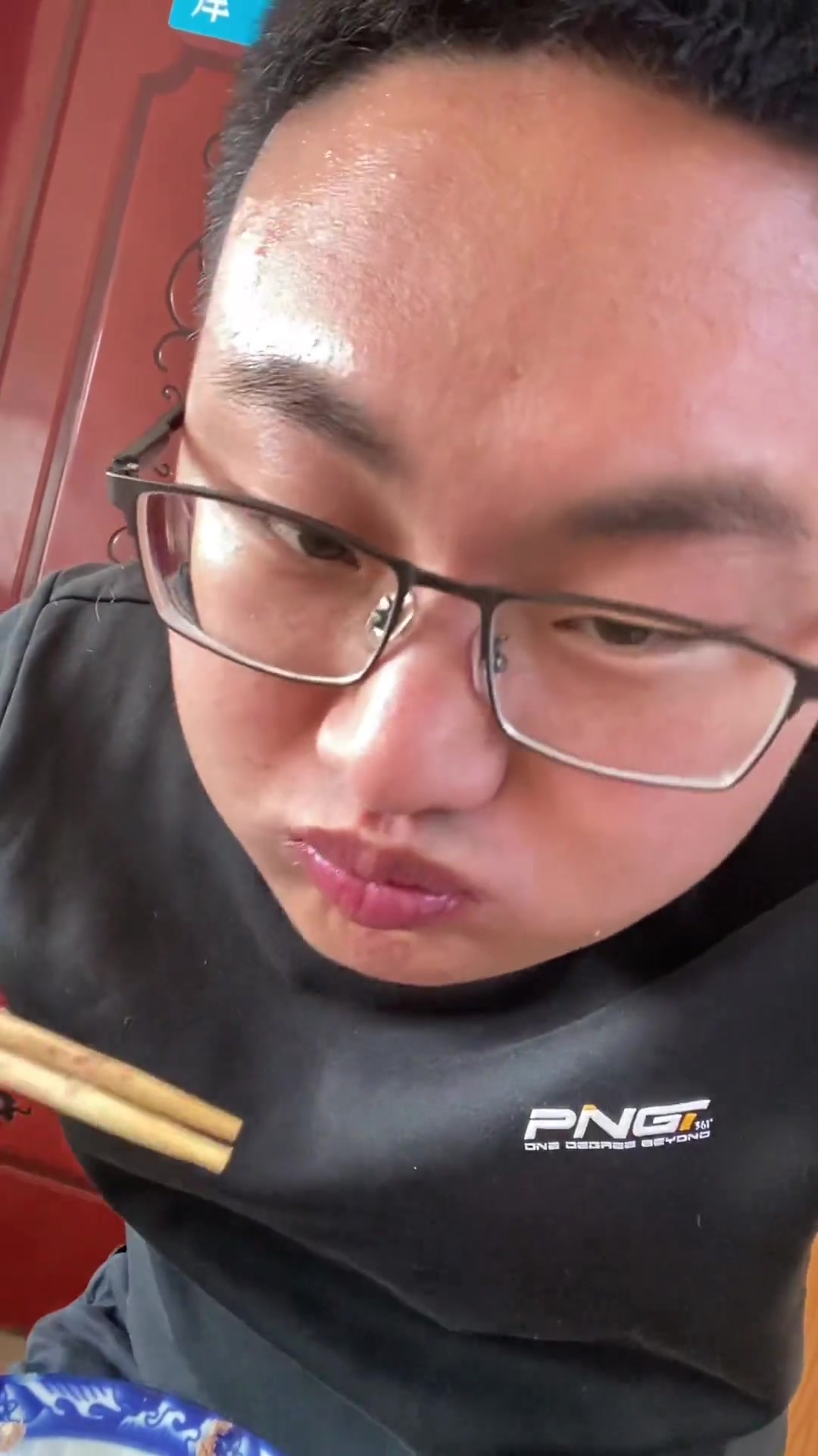 羊汤烧饼很多地方都有,来看看河北承德平泉回族人开的清真羊汤,羊脑5块钱一个,香迷糊了 羊杂