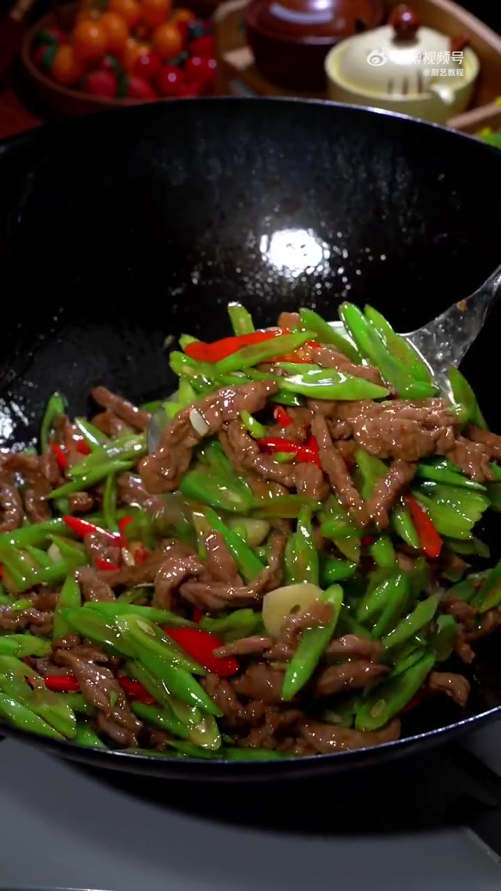 美食时刻 厨艺教程  每天去菜市场不知道吃什么的时候你就试试这个豆角炒牛肉吧!好吃下饭!厨