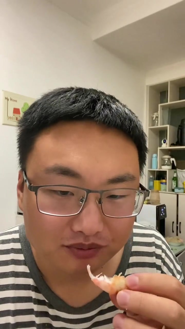 北极甜虾在东北叫做冰虾,一般过年或者结婚的时候吃。这东西绝对的冷水野生够鲜!年前下单早发早
