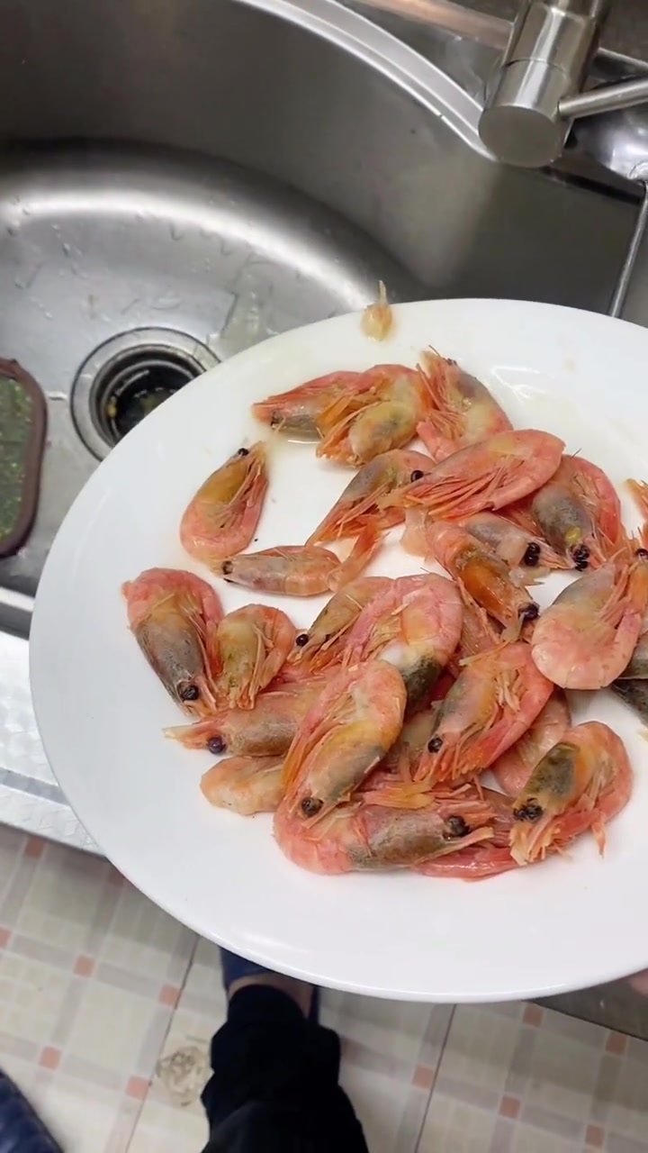 测评美团团购的北极甜虾,冰虾反正怎么吃都好吃,就是数量少的冰挂的太厚,虾不是很多,但是对应
