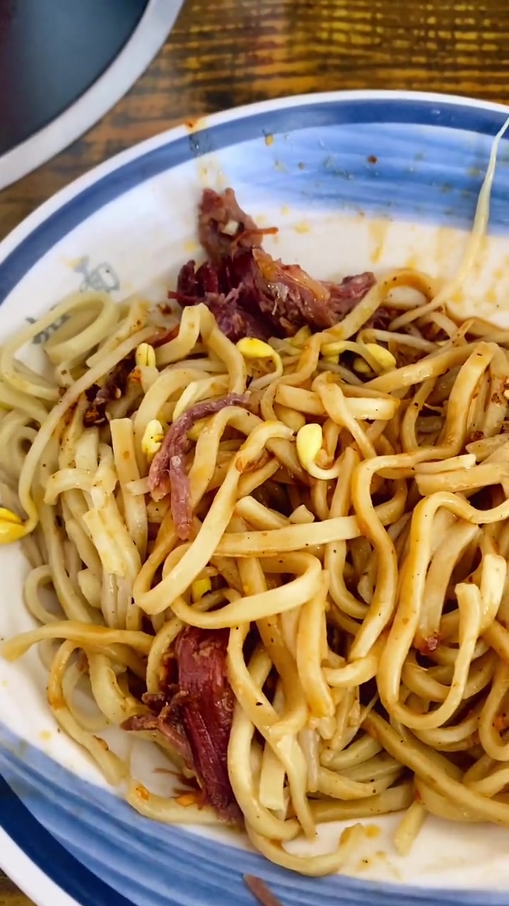 老子故里涡阳干扣面,配上狗肉豆芽加上不辣的辣椒,我这不爱吃面的人都说香 狗肉 涡阳美食 涡