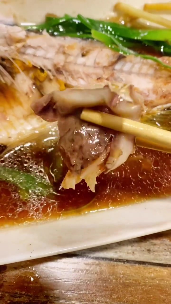 在安徽小县城9块钱买了条野生鲤鱼,找个饭店20块钱给它蒸了,有黄 记录真实生活 清蒸鲤鱼 