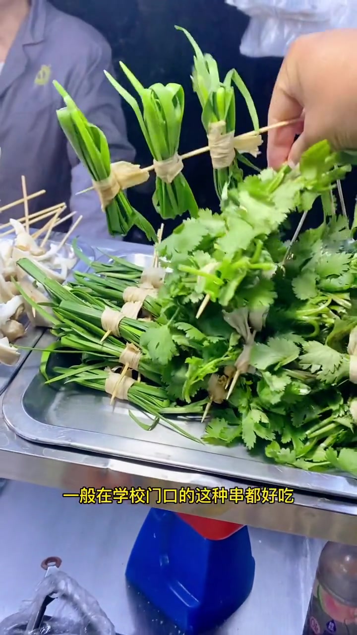 今天晚上一共吃了两袋幸运方便面,一袋采石矶茶干,19串肉串烧烤,一份蛋炒饭再加上这些炸串 