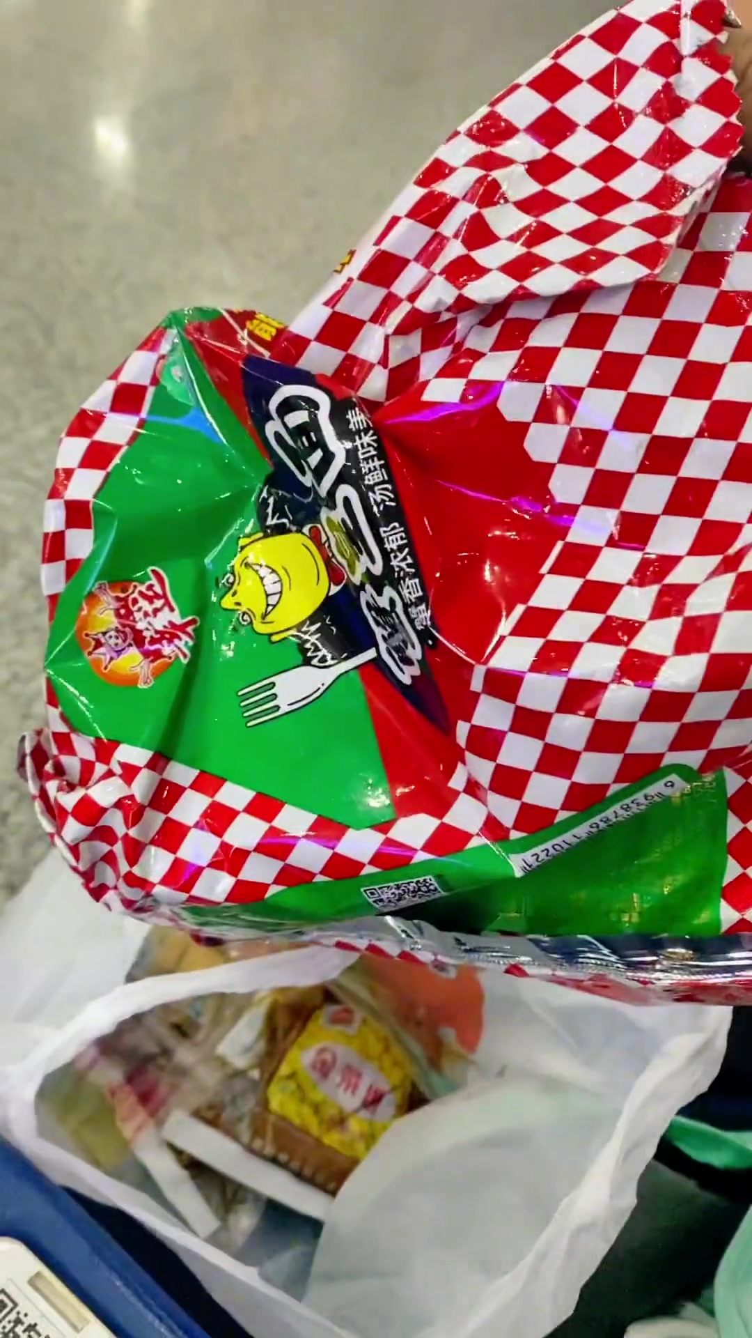 在高铁站嚼方便面可能是不太好,太馋人了,我连着嚼了两袋。幸运方便面 吃货日常 小时候的味道