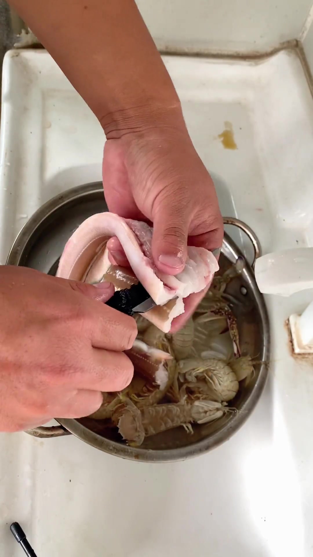 码头高配版鲜虾鱼板面,用公共卫生间的水煮的,喝起来都特别鲜 鳗鱼 皮皮虾 海鲜 码头故事 