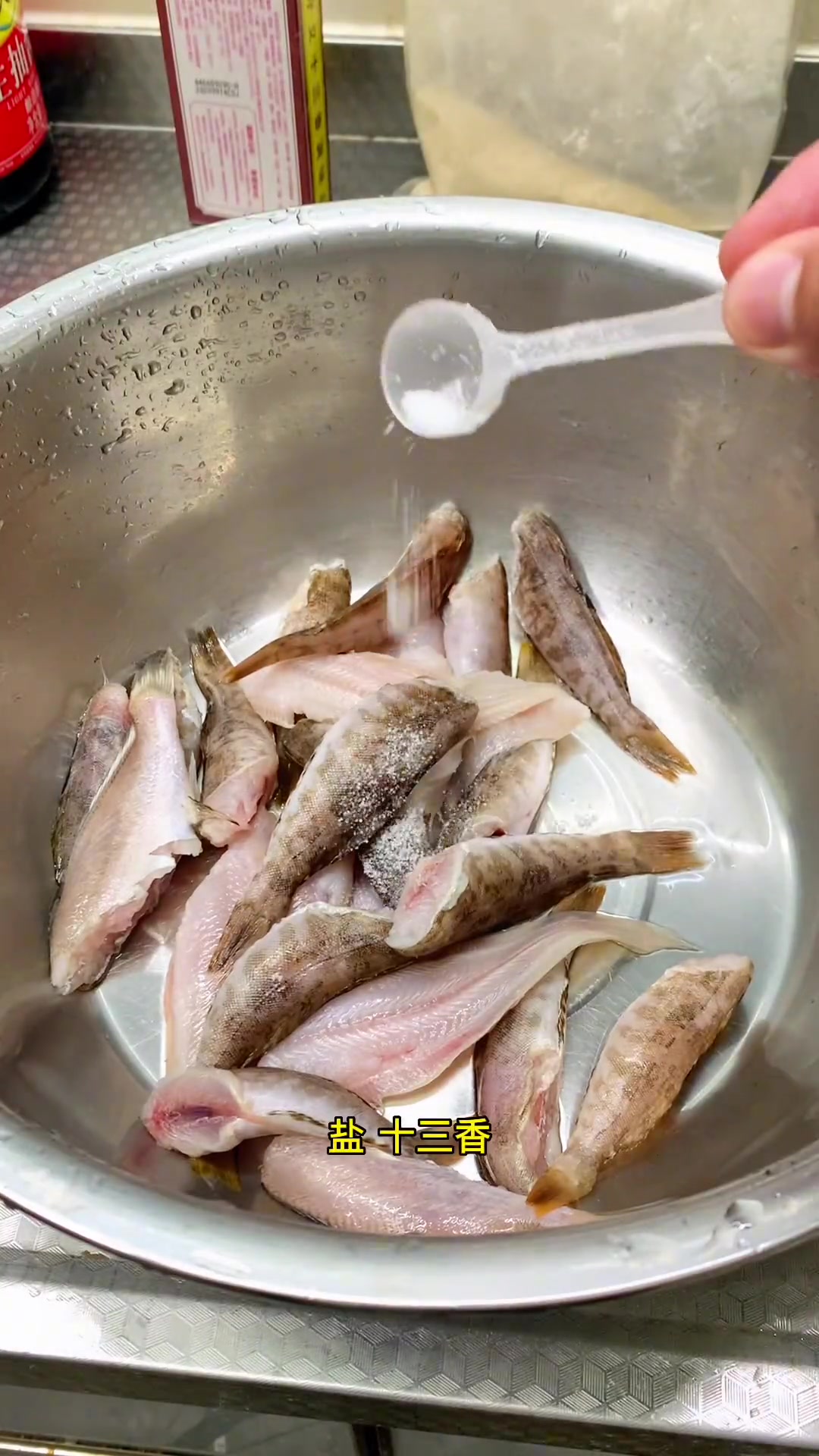 干炸海鱼。炸舌头鱼怎么做,看这个视频非常简单!炸鱼 海杂鱼 美食vlog 日常 海鲜