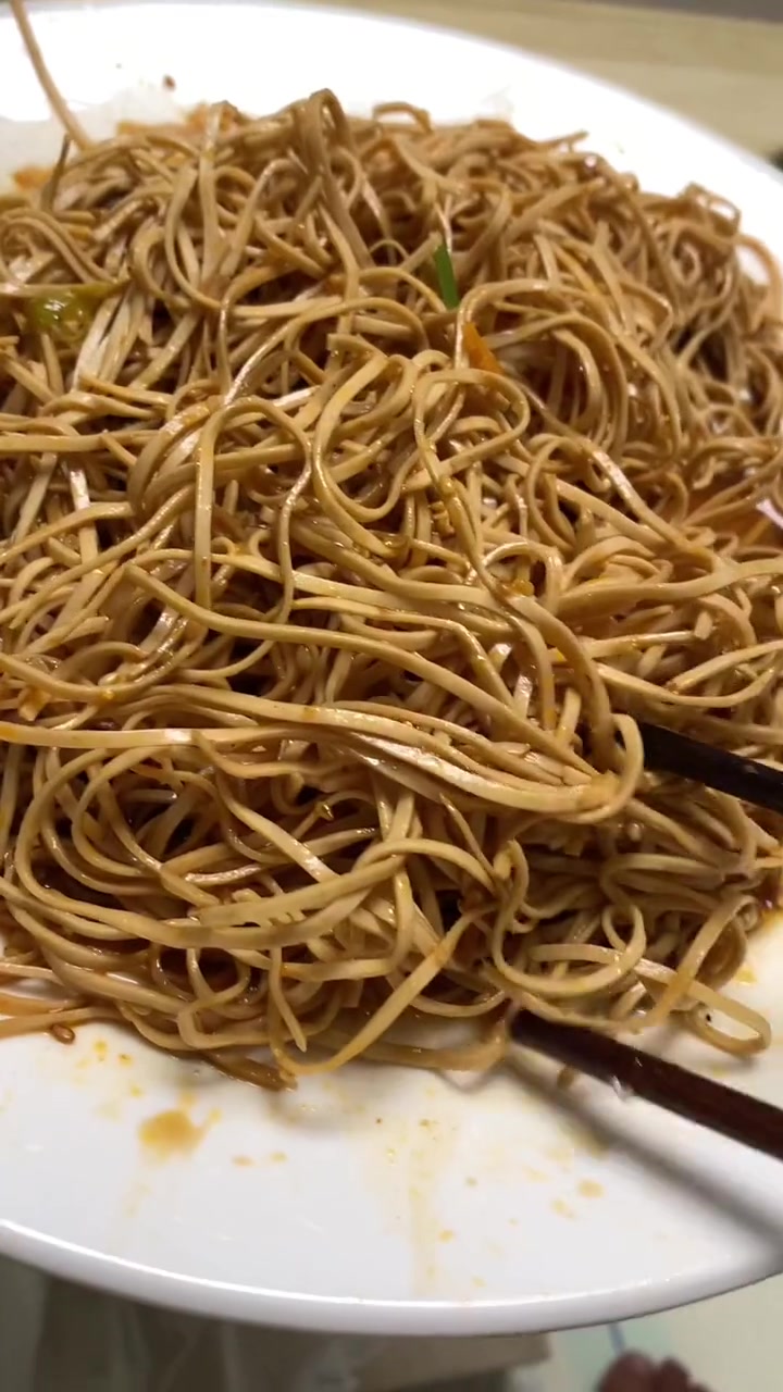 欢迎光临我的生活 青岛泊里沿街的小凉菜,老板说豆腐丝说成豆腐施,那干脆就叫西施豆腐丝吧。有