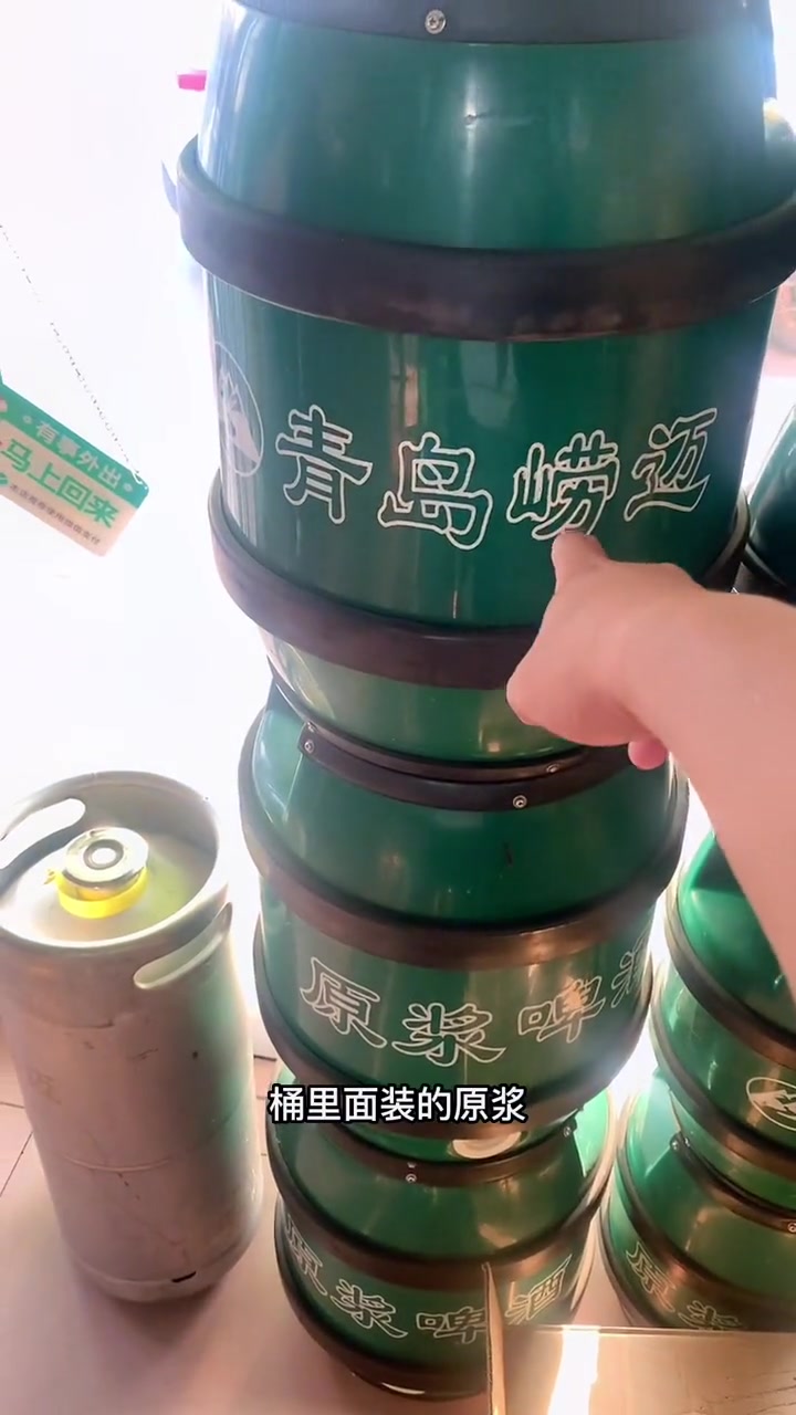 自1903年以来青岛啤酒已经传承了一个世纪,啤酒文化也是青岛的一个特色,听听啤酒老板怎么说
