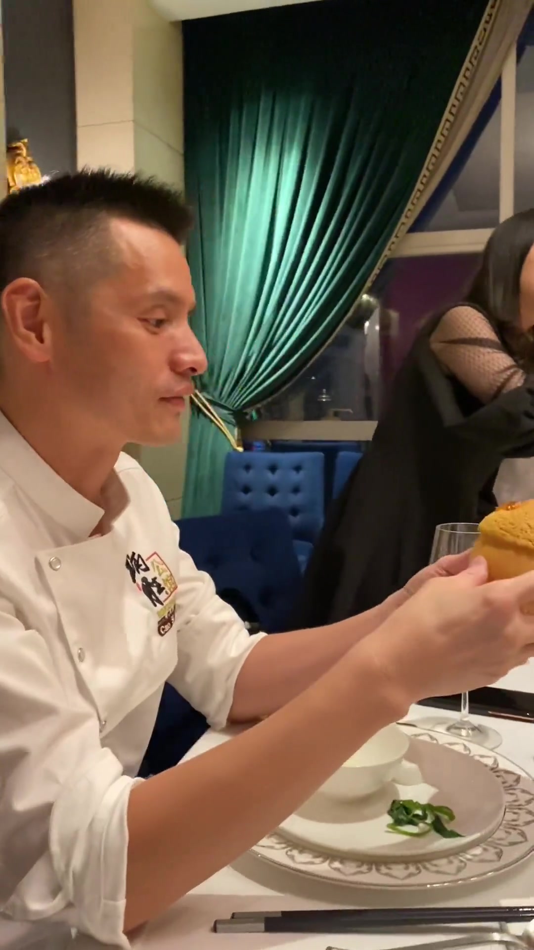 炳胜“招牌菠萝包”的正确吃法?哎呦!美食趣胃计划 菠萝包