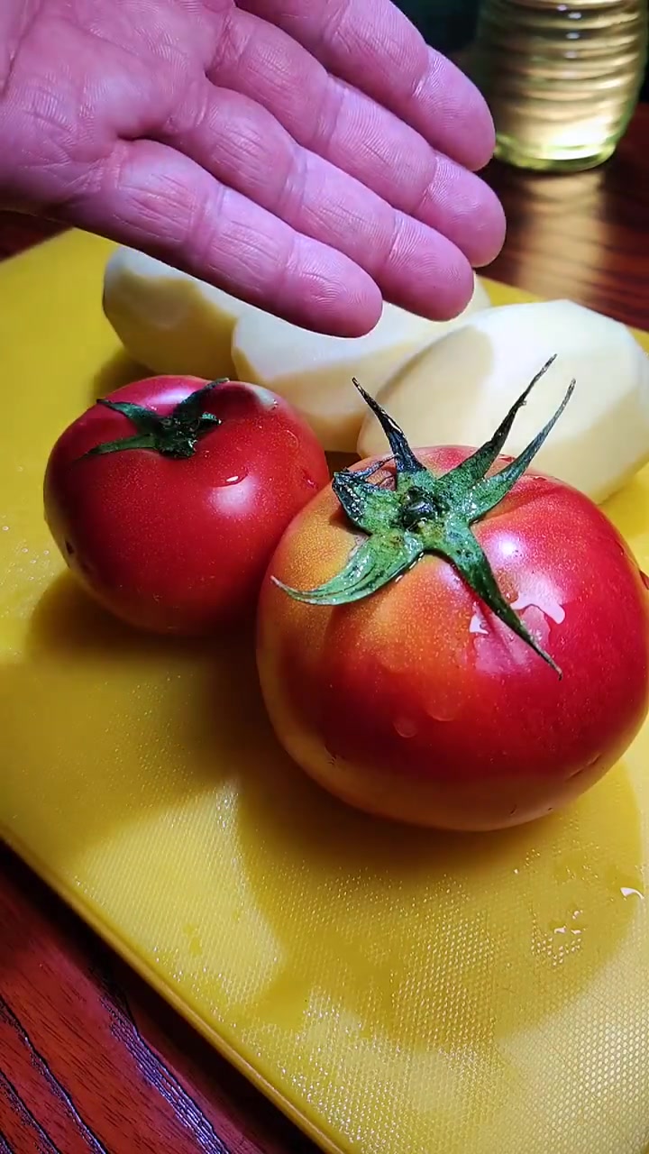 牛肉炖土豆这样做!土豆的神仙吃法 食尚先生 牛肉炖土豆 土豆新吃法 牛肉 +小助手