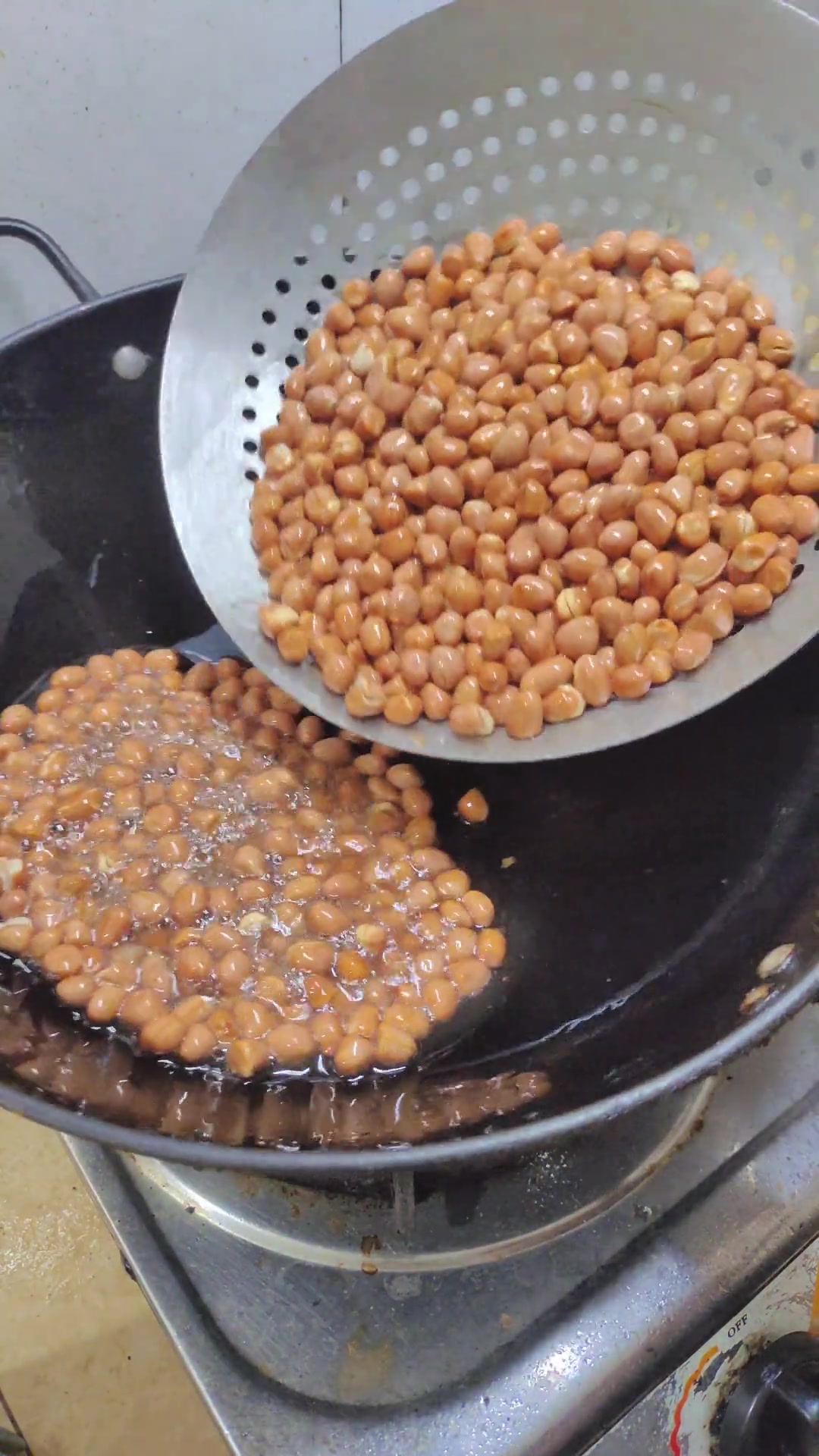 第68集|在我们村没有哪个炒花生,舍得放更多花生油 美食教程 炒花生