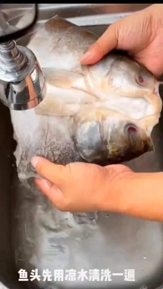 剁椒鱼头蒸起来了